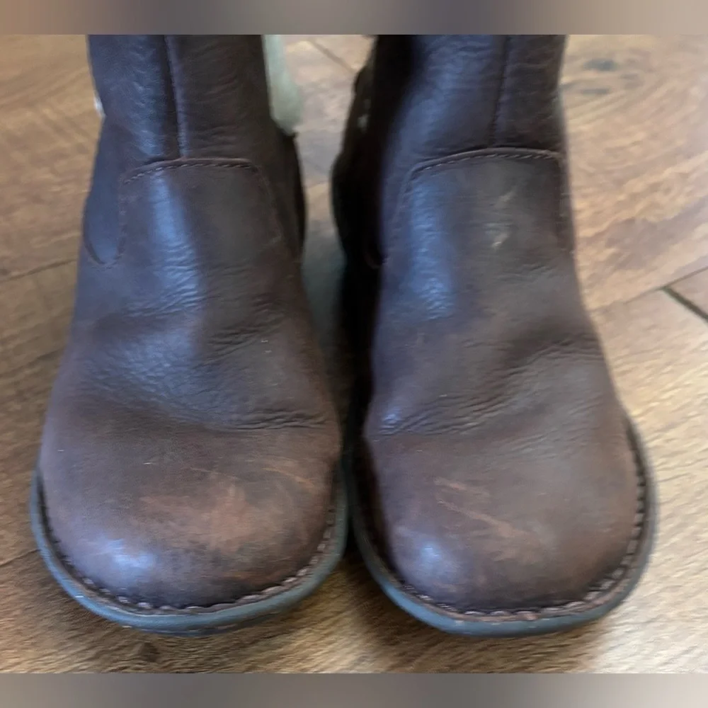 UGG akadia Womens leather boots shearling lining Sz 7